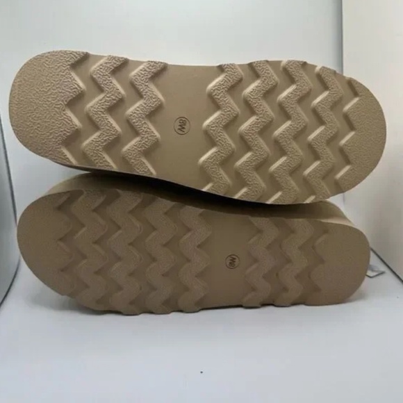 CUSHIONAIRE SUEDE PLATFORM ANKLE BOOT W/MEMORY FOAM NWT 8-WIDE SAND - Picture 4 of 7